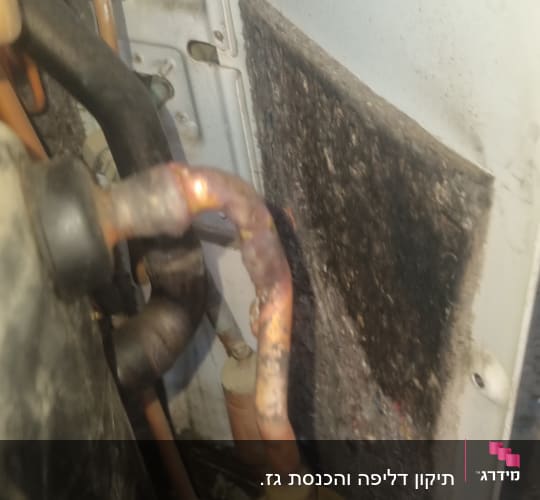 צינורות ומחברים במערכת מיזוג אוויר ישנה ומלוכלכת